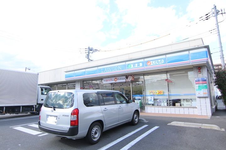 近くのコンビニまで521m（徒歩7分）