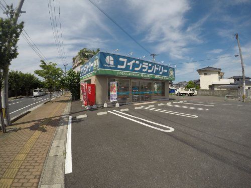 近くのコインランドリーグロリア中津ハローワーク前店まで613m（徒歩8分）