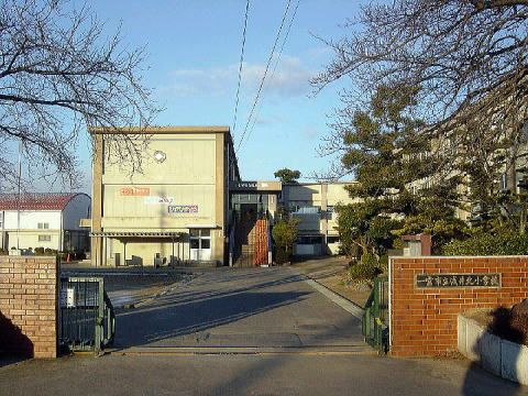 近くの一宮市立浅井北小学校まで614m(徒歩8分)