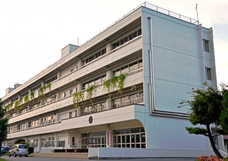 近くの中学校まで1,217m（徒歩16分）