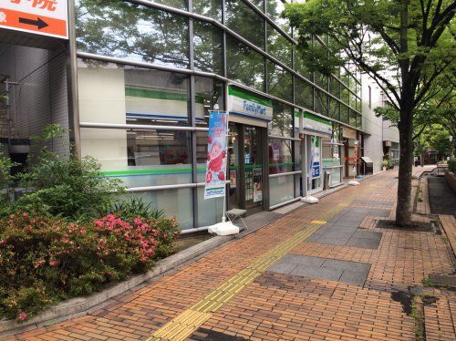 近くのファミリーマート古川橋駅前店まで373m(徒歩5分)