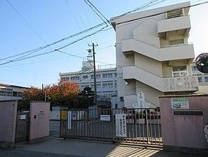 近くの大東市立三箇小学校まで405m（徒歩6分）