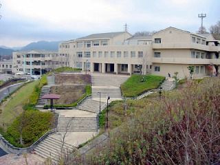 近くの神戸市立桂木小学校まで887m（徒歩12分）