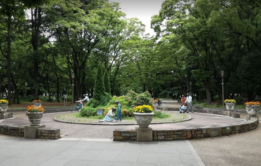 近くの靭公園の銅像まで609m（徒歩8分）