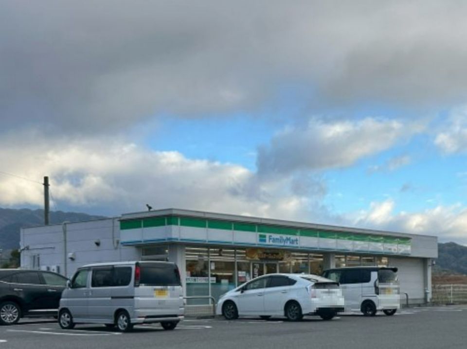 近くのファミリーマート 北条バイパス店まで1,040m（徒歩13分）