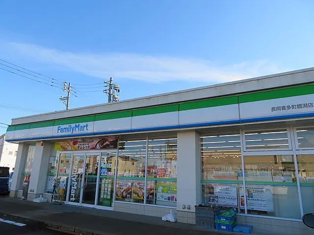 近くのファミリーマート喜多町鐙潟店まで185m（徒歩3分）