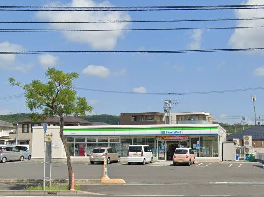 近くのファミリーマート高柳西町店まで1,041m（徒歩14分）