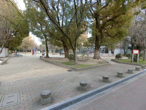 近くの西関目公園まで256m（徒歩4分）