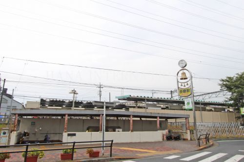 近くの多磨駅まで210m（徒歩3分）