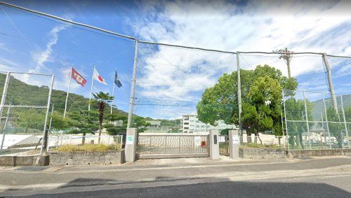近くの呉市立仁方中学校まで600m（徒歩8分）