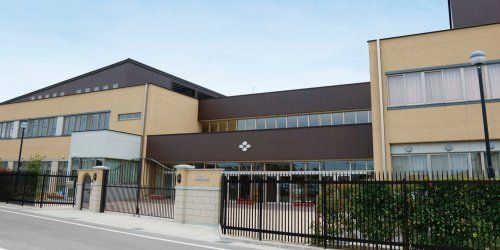 近くの私立共愛学園小学校まで658m（徒歩9分）