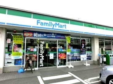 近くのファミリーマート市沢町店まで821m(徒歩11分)