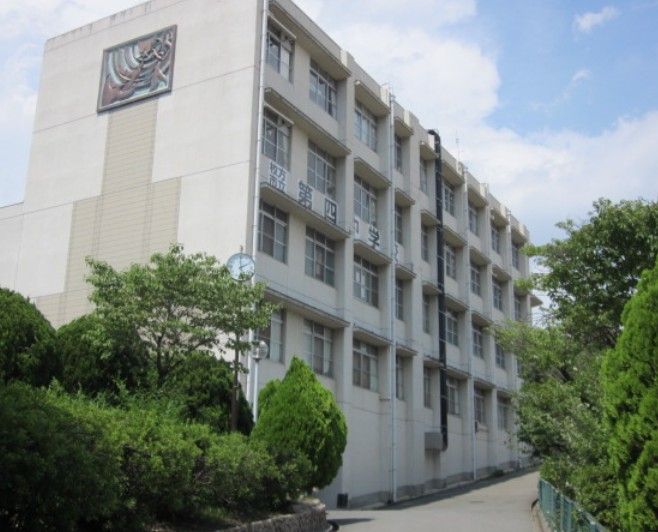 近くの枚方市立第四中学校まで624m(徒歩8分)