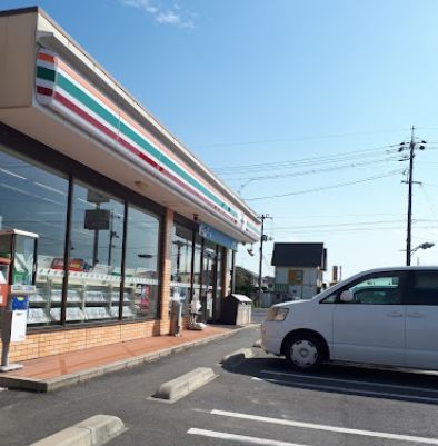 近くのコンビニまで447m（徒歩6分）