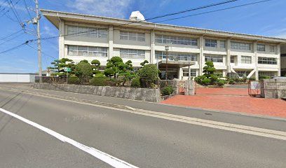 近くの豊中中学校まで425m（徒歩6分）