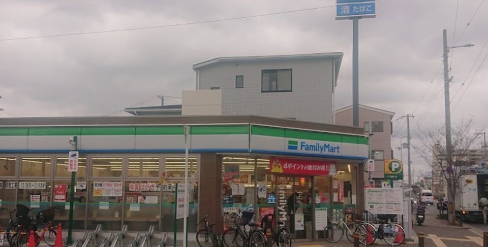近くのファミリーマート 井高野駅前店まで325m（徒歩5分）