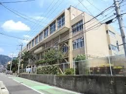 近くの神戸市立福池小学校まで695m(徒歩9分)