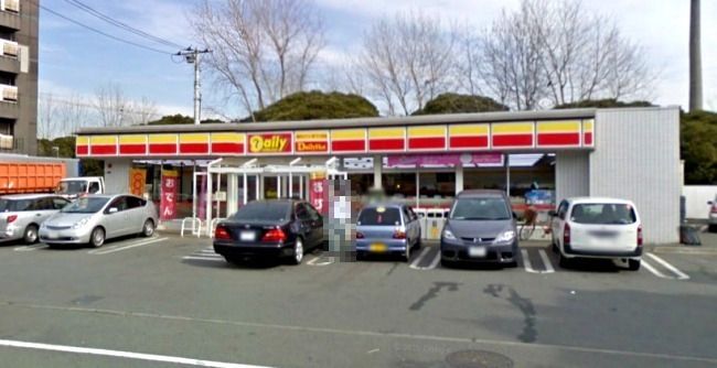 近くのデイリーヤマザキまで569m（徒歩8分）