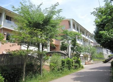 近くの神戸市立有野中学校まで1,131m（徒歩15分）