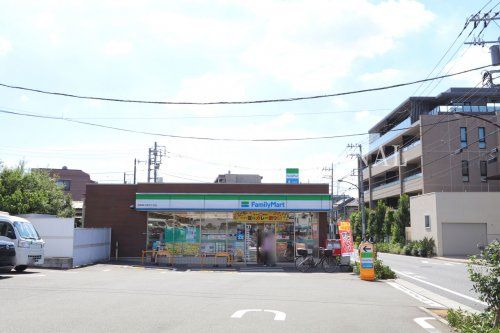 近くのファミリーマートまで411m(徒歩6分)