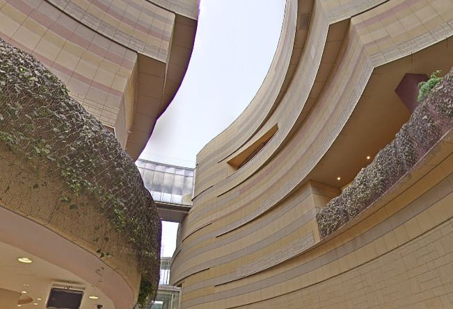 近くのなんばパークスまで1,062m（徒歩14分）