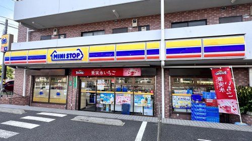 近くのコンビニまで448m（徒歩6分）