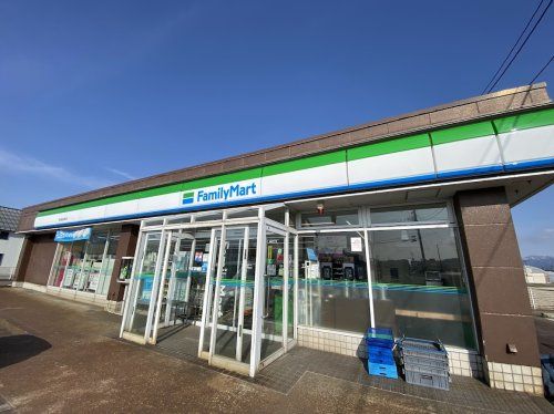 近くのファミリーマート 長岡新産四丁目店まで683m（徒歩9分）