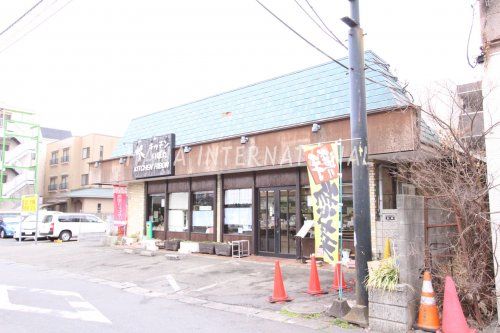 近くの飲食店まで590m（徒歩8分）