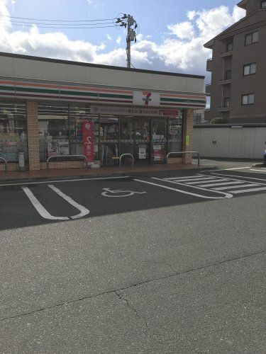 近くのコンビニまで527m（徒歩7分）