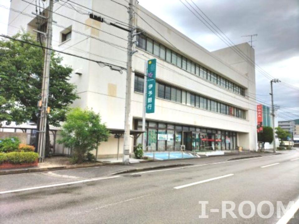近くの伊予銀行松山中央市場出張所まで742m（徒歩10分）