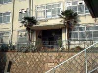 近くの神戸市立筒井台中学校まで803m(徒歩11分)