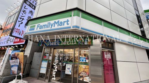 近くのファミリーマートまで452m（徒歩6分）