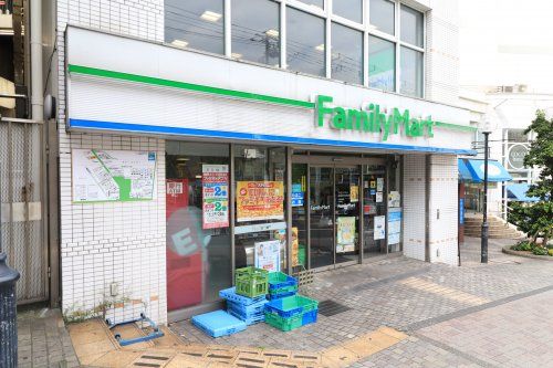 近くのファミリーマート 横須賀中央西口店まで655m(徒歩9分)