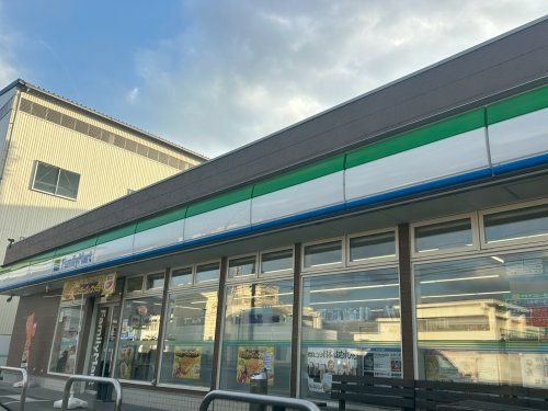 近くのファミリーマート 川之江上分町店まで746m(徒歩10分)