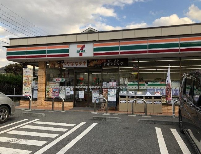 近くのセブンイレブン 葉山滝の坂店まで892m（徒歩12分）