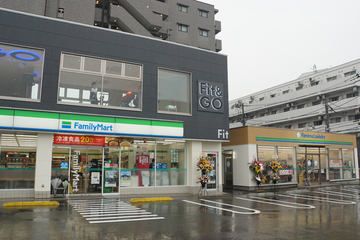 近くのファミリーマート ポンテポルタ千住店まで317m(徒歩4分)