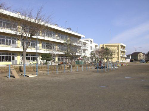 近くの太田市立強戸小学校まで1,392m（徒歩18分）