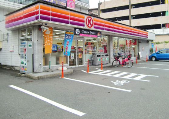 近くのコンビニまで582m(徒歩8分)