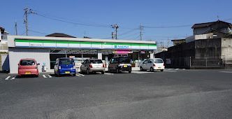 近くのコンビニまで772m（徒歩10分）