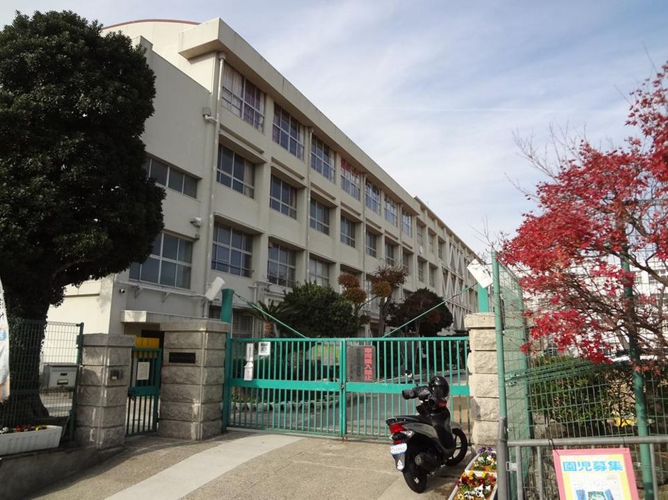 近くの神戸市立白川小学校まで547m(徒歩7分)
