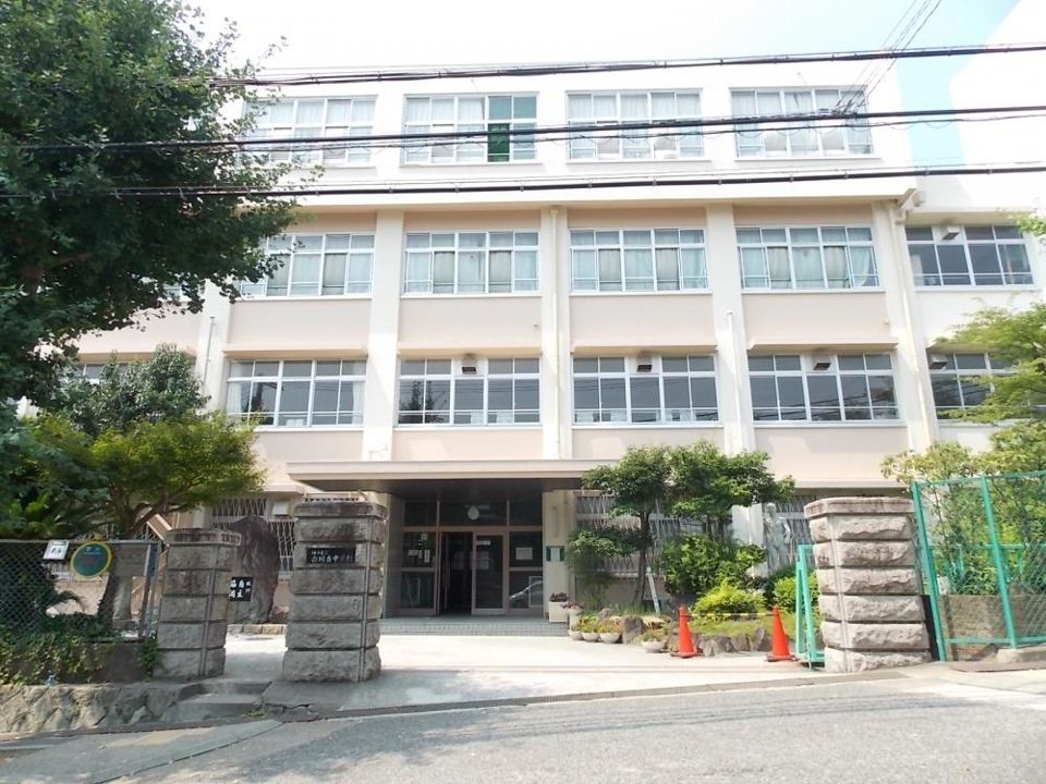 近くの神戸市立白川台中学校まで454m(徒歩6分)