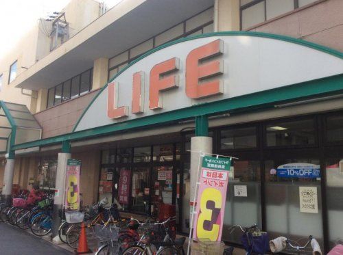 近くのライフ塚本店まで490m（徒歩7分）