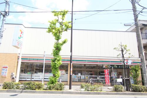 近くのセブンイレブンまで182m（徒歩3分）