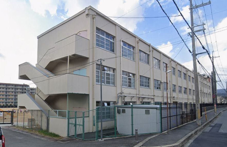 近くの高槻市立清水小学校まで1,047m(徒歩14分)