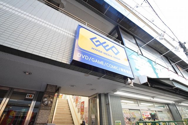近くのゲオ 六角橋店まで909m（徒歩12分）