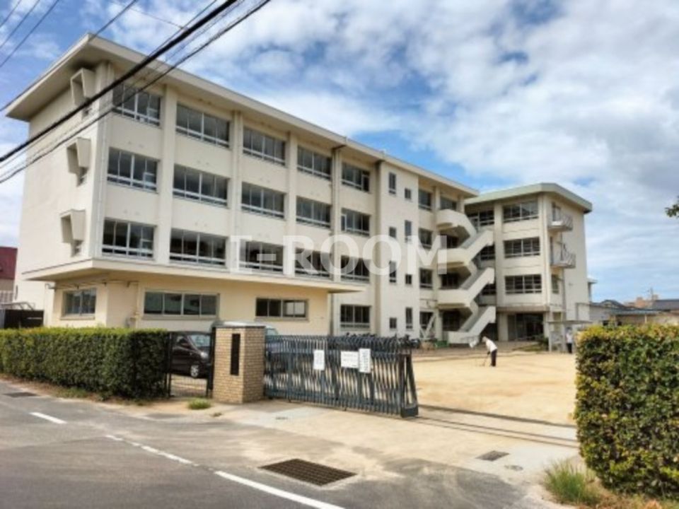 近くの松山市立生石小学校まで451m（徒歩6分）