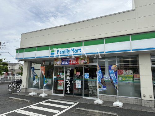 近くのコンビニまで621m（徒歩8分）