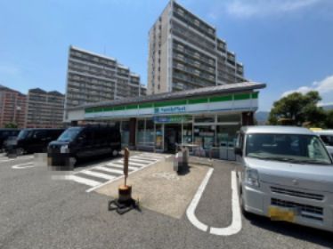 近くのファミリーマート 新在家南町一丁目店まで687m（徒歩9分）