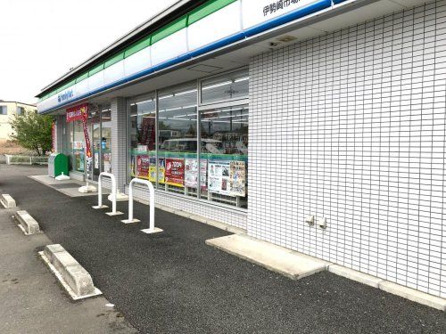 近くのファミリーマート 伊勢崎市場町店まで608m（徒歩8分）