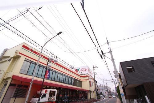近くのコモディイイダ 三鷹店まで614m（徒歩8分）